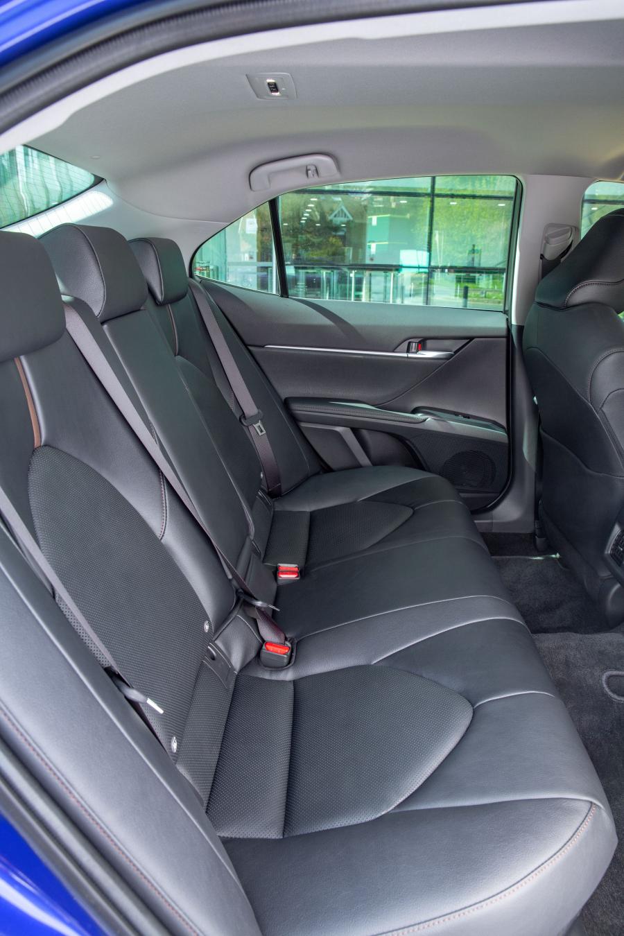 Интерьер Toyota Camry Hybrid 2019 года  (UK) (фото 11 из 40)